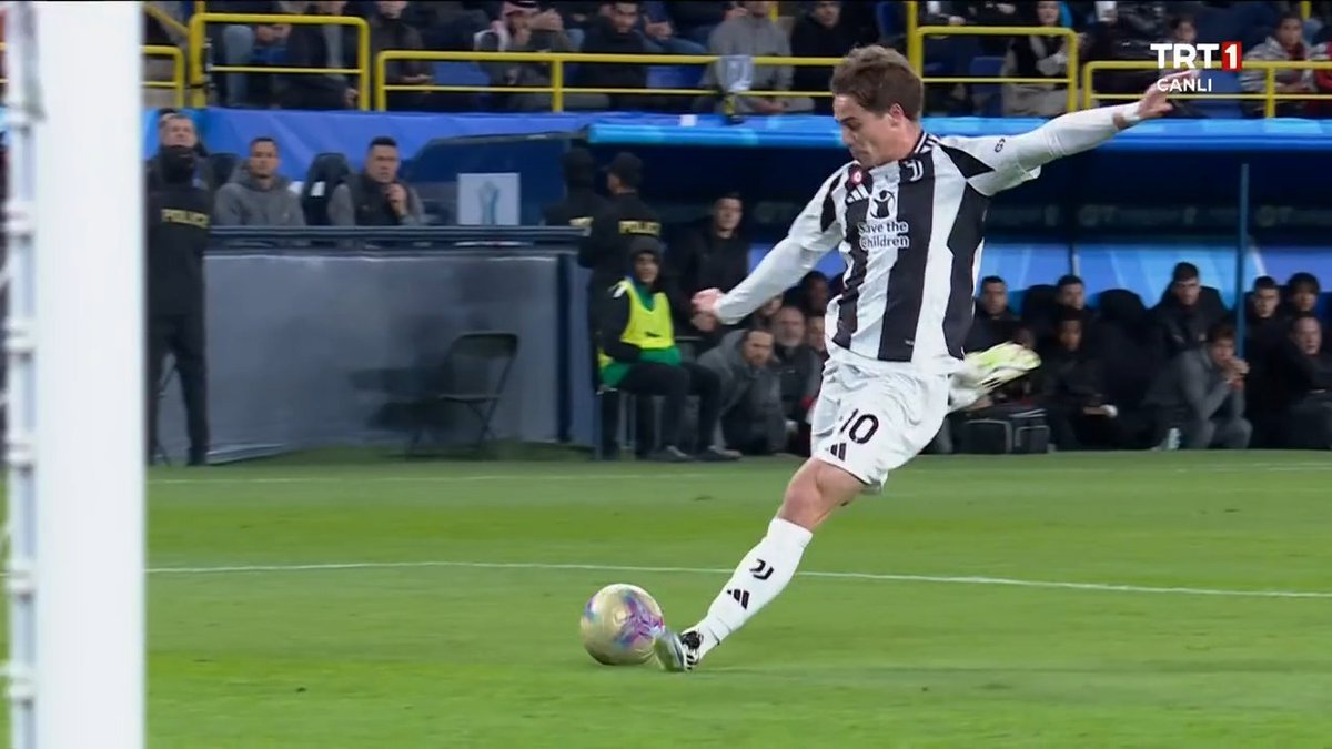 Kenan Yıldız, eski tarz futbolcular gibi; yarın yokmuş gibi çıkarıyor şutlarını. Futbolda eksilen keskinlik kavramını yaşatıyor. Bu onu başka bir yere koyuyor. Bir zaman yolculuğu hissi ama bu gün içinde.