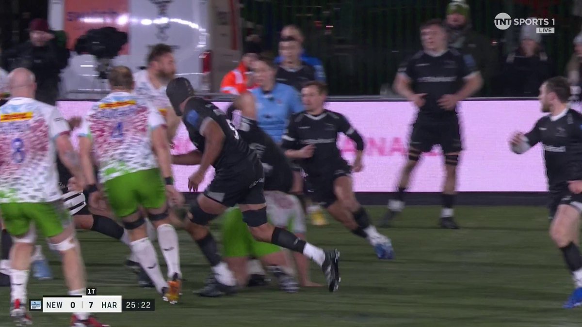 Irne Herbst sees Yellow for this tackle on Palframan 🟨 #GallagherPrem | #NEWvHAR