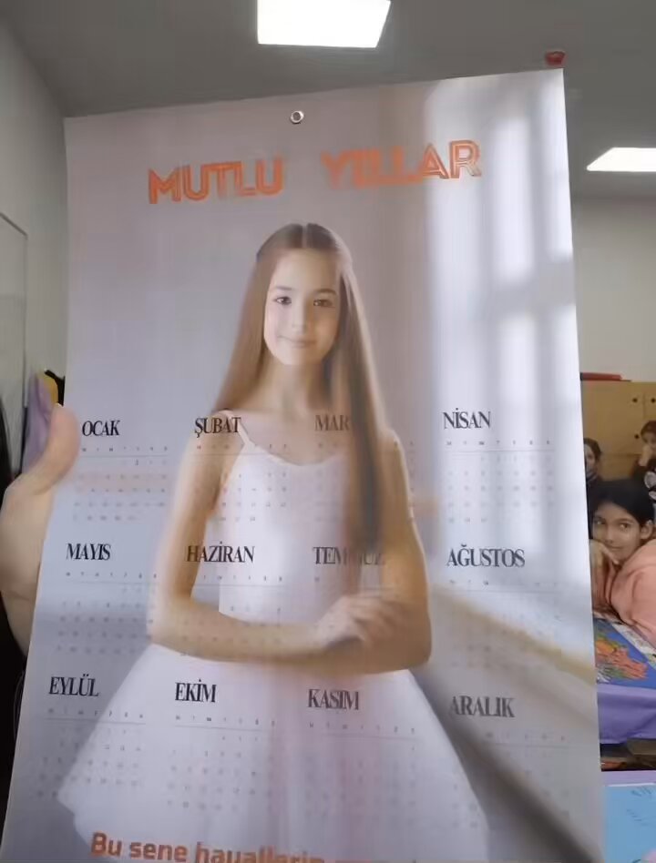 Öğretmen, öğrencilerine hayallerindeki meslekte nasıl göründüklerini gösteren yeni yıl takvimi hediye etmis..