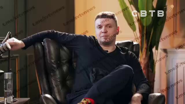 Переиграл и уничтожил: Понасенков добился удаления своего провального эфира с Папичем, на который он опоздал на полтора часа Немало времени ведущий и гость потратили на то, чтобы решить, кто и зачем из них сюда пришёл и кто у кого берёт интервью. В какой-то момент Маэстро начал упрекать Папича в невоспитанности, а тот в ответ напомнил, что историк опоздал на съёмки на полтора часа. Другой животрепещущей темой стал вопрос о том, как называть негров. В конце концов аудитория Папича пришла к выводу, что он во всех смыслах интеллектуально переиграл Маэстро, а поклонники историка-правдоруба остались уверены в обратном. После выхода интервью Евгений начал через адвоката угрожать команде Папича, требуя удалить из видео неудобные моменты, либо в принципе не выпускать ролик, но при этом отказался возвращать гонорар. Видео выпустили, заблюрив лицо Понасенкова, но тот всё равно добился блокировки ролика на YouTube, сославшись на нарушение авторских прав. Сейчас при попытке перейти по ссылке на видео появляется сообщение, что ролик недоступен из-за жалобы канала «ПЕРВЫЙ НАУЧНЫЙ». — Кто ты такой? — Нет, кто ты такой?