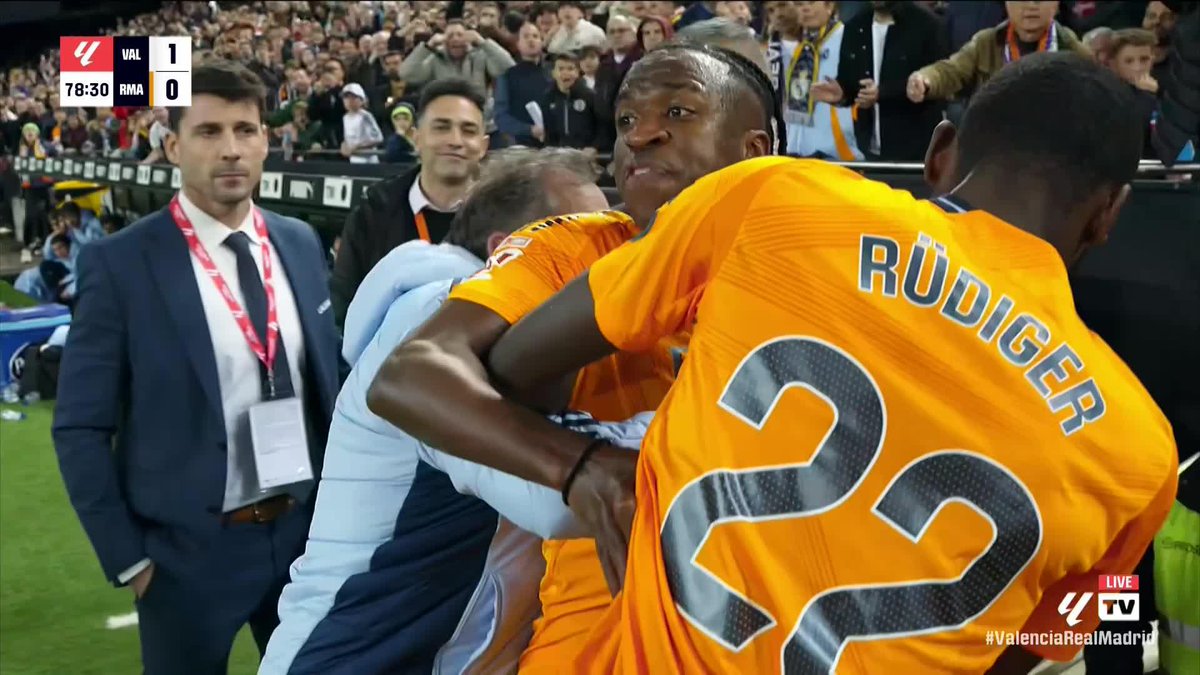 Vini Jr sent off after a VAR review and has to be dragged down the tunnel to be kept away from the referee 🟥 Real Madrid's night just keeps getting worse! 😱