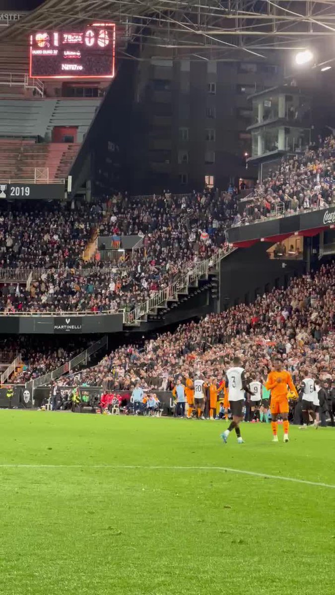 Así se llevaron a Vinicius Junior al túnel de vestuarios tras ver la tarjeta roja en Mestalla 🟥