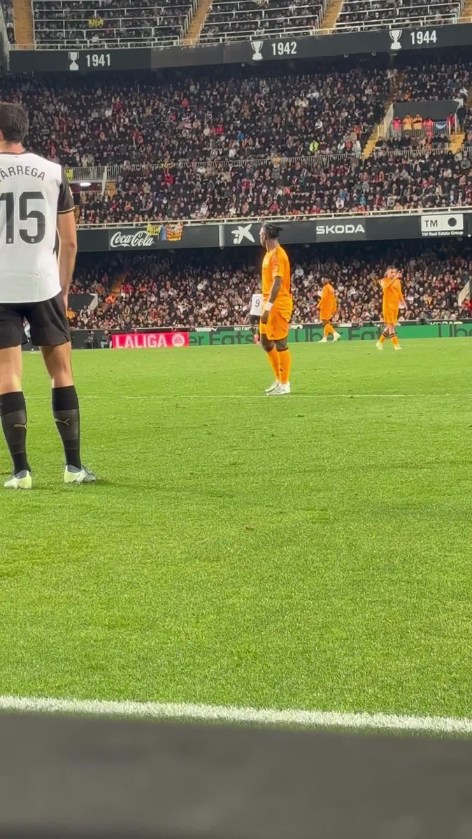El gesto de Vinicius en Mestalla tras escuchar "TONTO, TONTO" desde la grada 🎥