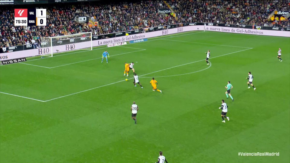 🗣️ "Voy a sacarle roja por golpear con los brazos en la cara del portero" 🔊 El audio del VAR en la expulsión de Vinicius Junior en Mestalla durante el Valencia-Real Madrid