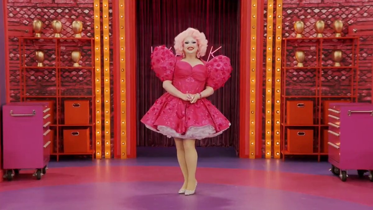 Give us that Hormona Lisa smile! ☺️ #DragRace