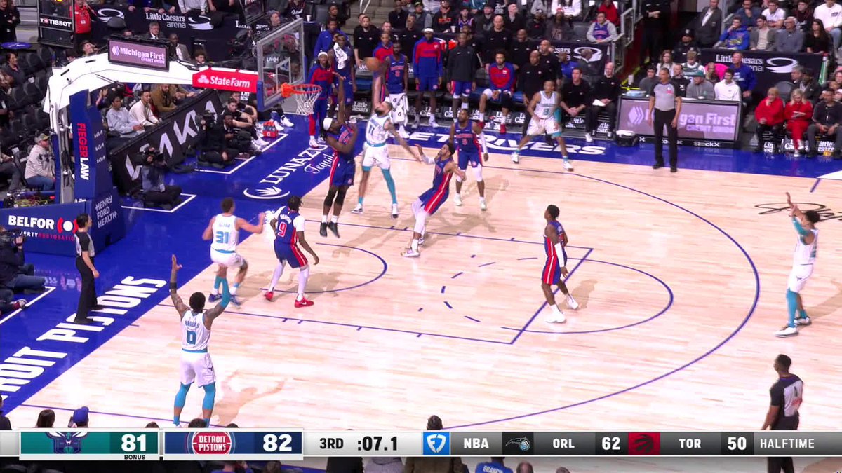 Isaiah Stewart STUFFS it at the rim 🚫