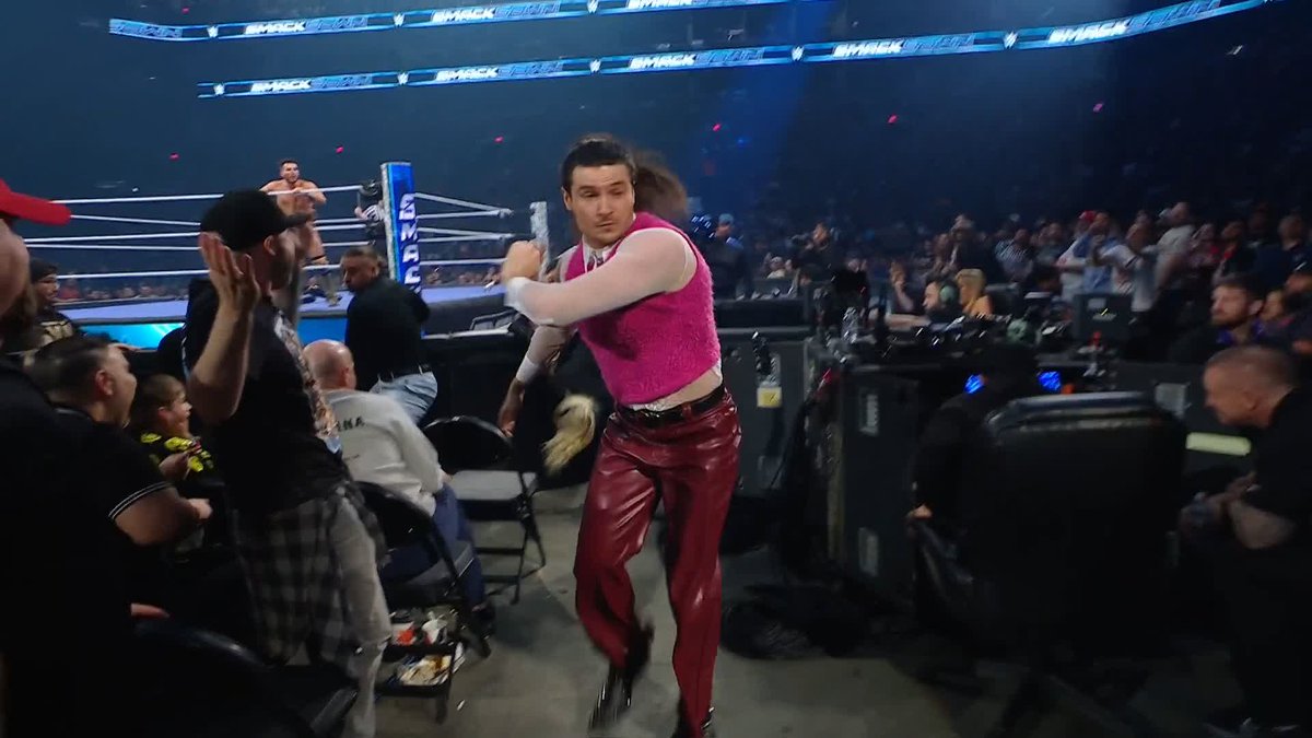 Wait a minute! Looks like Pretty Deadly and Los Garza just cost MCMG the WWE Tag Team Championship 😬 #SmackDown