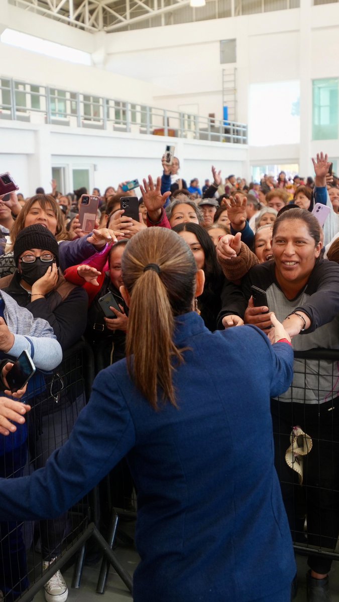 En el Estado de México, entregamos las primeras tarjetas Pensión Mujeres Bienestar. Nos vamos a dedicar estos seis años a reconocer y reivindicar el trabajo de las mujeres mexicanas. Las quiero y admiro.