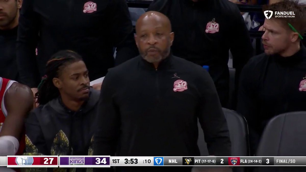 What a special moment. Grizzlies assistant coach Anthony Carter gets to watch his son Devin make his NBA debut.
