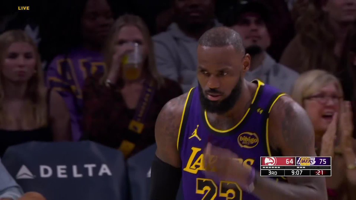 A WILD sequence to kick off the second half 😳 The Los Angeles Lakers have the lead on NBA TV!
