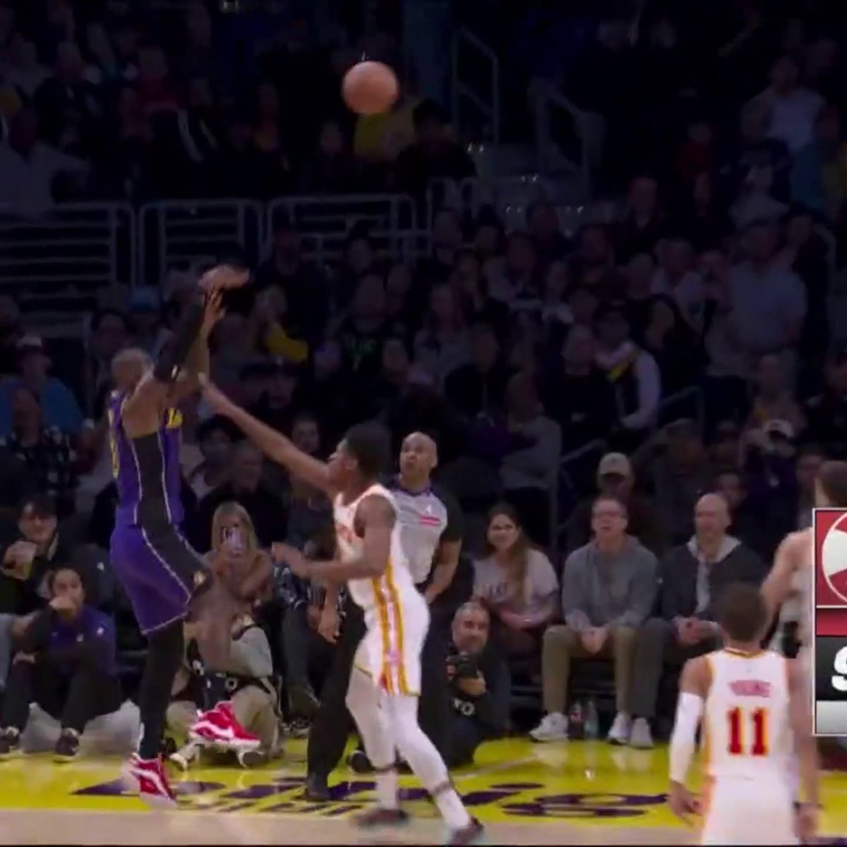 BRON PASSES MJ FOR MOST 30-PT GAMES IN NBA HISTORY ๐ LeBron James: 563 30-PT games Michael Jordan: 562 30-PT games