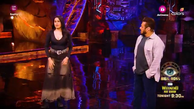 Nouran ke damage control ke baad bhi Kamya aur Salman ko lagta hai Vivian play kar rahe hai bas ek character. Kya apne hi home ground par ho jayega inka game over? 😫 Dekhiye #BiggBoss18 Weekend Ka Vaar Shanivaar aur Ravivaar raat 9.30 baje ColorsTV aur #JioCinema par.
