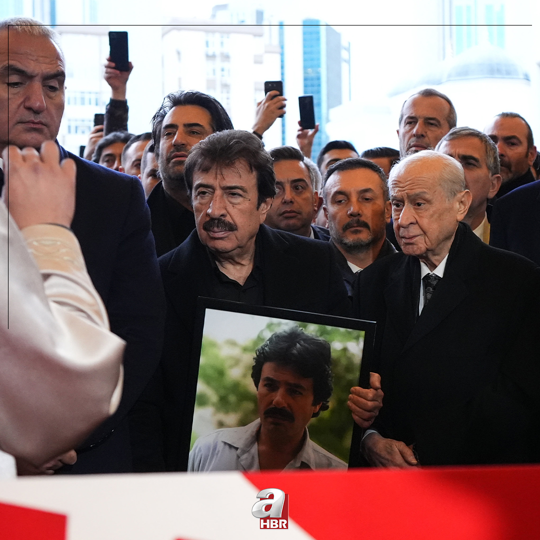 USTA SANATÇI FERDİ TAYFUR'A VEDA Ferdi Tayfur'a olan hayranlığıyla bilinen MHP Lideri Devlet Bahçeli de cenaze namazına katılarak usta isme veda etti. #ferditayfur