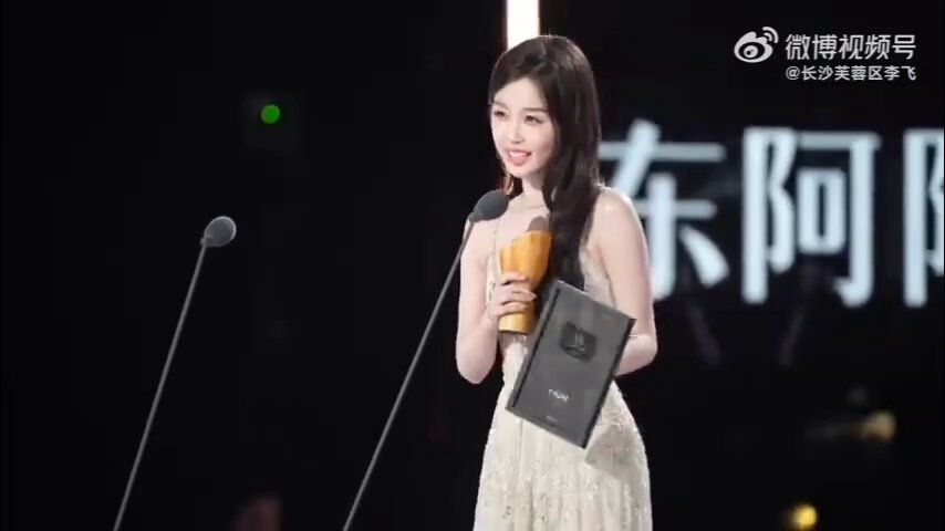 another cut of ding yuxi walking all the way from his seat to help yu shuxin after her award speech and the SCREAMS 😭