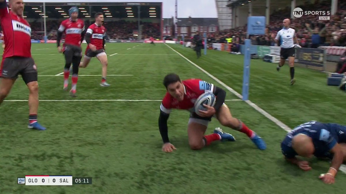 WHAT A START FOR GLOUCESTER 😮💨 Santi Carreras finishes off an incredible break for the home side 🏃 #GLOvSAL | #GallagherPrem