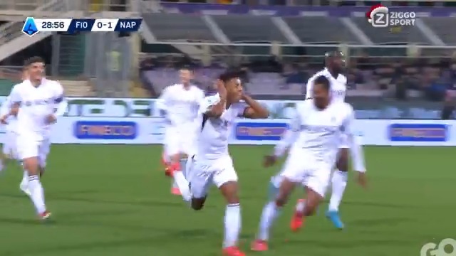 Op die 𝐟𝐥𝐚𝐧𝐤 als David Neres ⚡ De oud-Ajacied zet Napoli op héérlijke wijze op voorsprong! 😍 #ZiggoSport #SerieA #FiorentinaNapoli