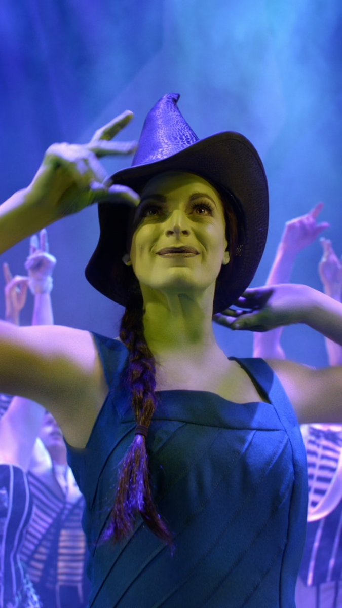 é triste ver o filme wicked com tanta visibilidade e ninguém vendo o musical na broadway só porque a produção é mais underground e desconhecida :/ merecia muito mais reconhecimento