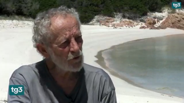 C'è chi lo ha definito un "Robinson Crusoe" contemporaneo. Per 32 anni Mauro Morandi è stato il custode della splendida isola di Budelli in Sardegna. È morto a 85 anni. Scrivono gli amici sui social: "La tua anima resta là"