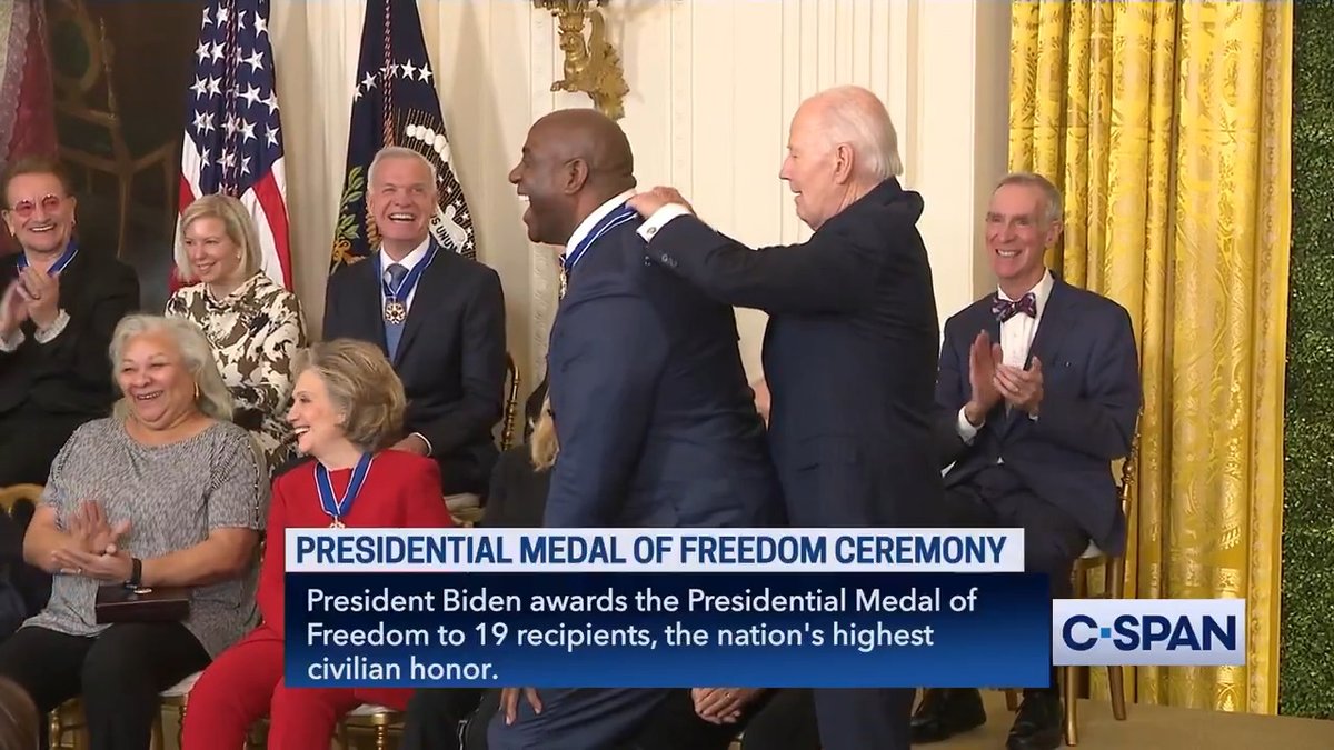 Earvin “Magic” Johnson (Earvin Magic Johnson) receives the Presidential Medal of Freedom.