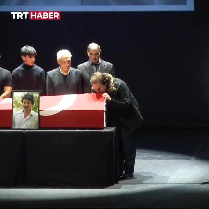 “Çok sevdiğini kaybettiğinde için yanar ya, sen de bizi yakıp gittin" Dostları ve sevenleri duygu dolu sözlerle veda etti usta sanatçı Ferdi Tayfur'a...