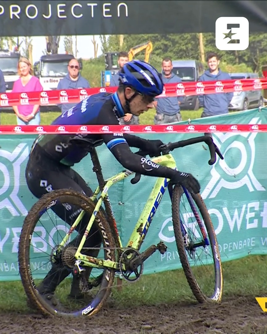 ๐ต๐ ๐๐๐๐๐๐๐๐ ๐๐๐๐๐๐ ๐๐ ๐๐๐๐ lo que ha hecho Van der Haar ๐ฒ En mitad del Superprestige de Gullegem, ha tenido que bajarse de la bici y colocarse el hombro contra el sillรญn. ยกY ha seguido como si nada! ๐ณ #LaCasadelCiclismo