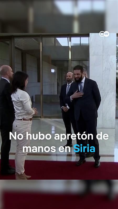 No hubo apretón de mano para la ministra de Asuntos Exteriores alemana en su visita a Siria El líder de facto sirio le tendió la mano al ministro de Exteriores francés, pero se llevó la mano al pecho para evitar el contacto con Annalena Baerbock, un gesto que suele tener lugar en algunos países de la región. La ministra de Exteriores alemana dijo que "tenía claro no habría apretones de manos normales" en su encuentro con Ahmad Al Sharaa.