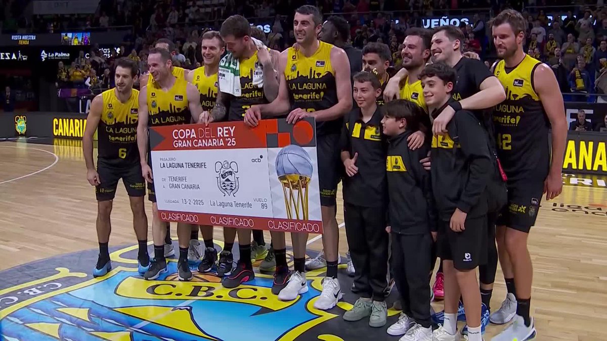 🎟️ ¡La Laguna Tenerife La Laguna Tenerife posa con su 𝙗𝙞𝙡𝙡𝙚𝙩𝙚 para la #CopaACB Gran Canaria 2025!