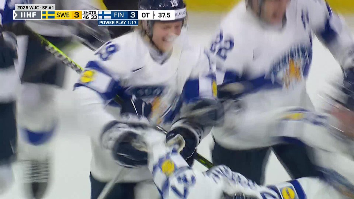 🚨Benjamin Rautiainen scores from an INSANE angle! 🤯Finland is going to the gold medal game! #SWEFIN #WorldJuniors #IIHF Leijonat.fi