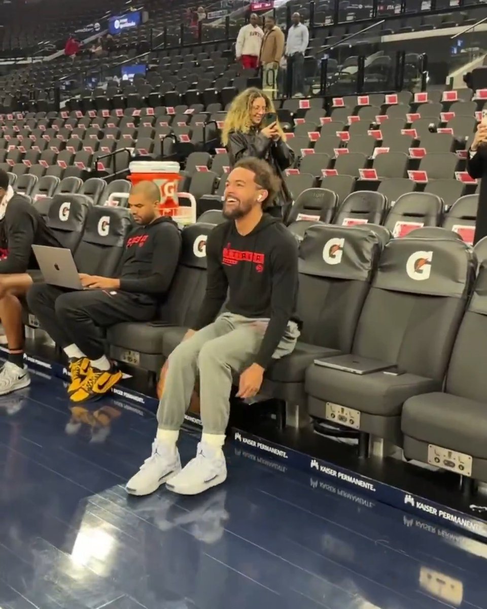 Trae adjusted the seat before his bench shot 😂💺