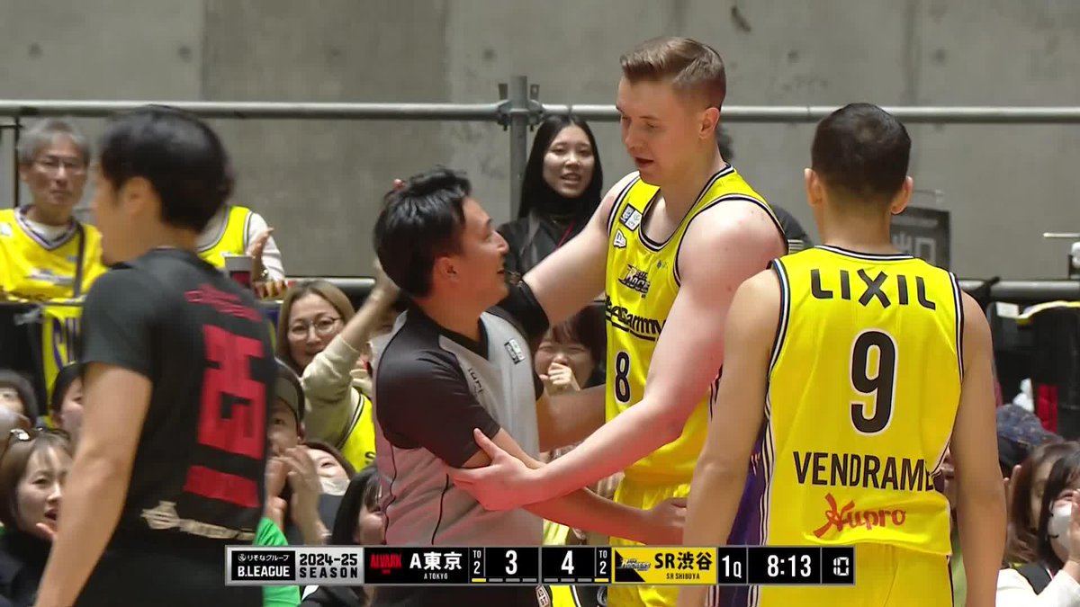 バスケットカウントの後に...! 試合中でもジェントルマンなSR渋谷#8 ホーキンソン✨ Josh Hawkinson サンロッカーズ渋谷 📡バスケットLIVEで生配信中 #Bリーグ #りそなグループ