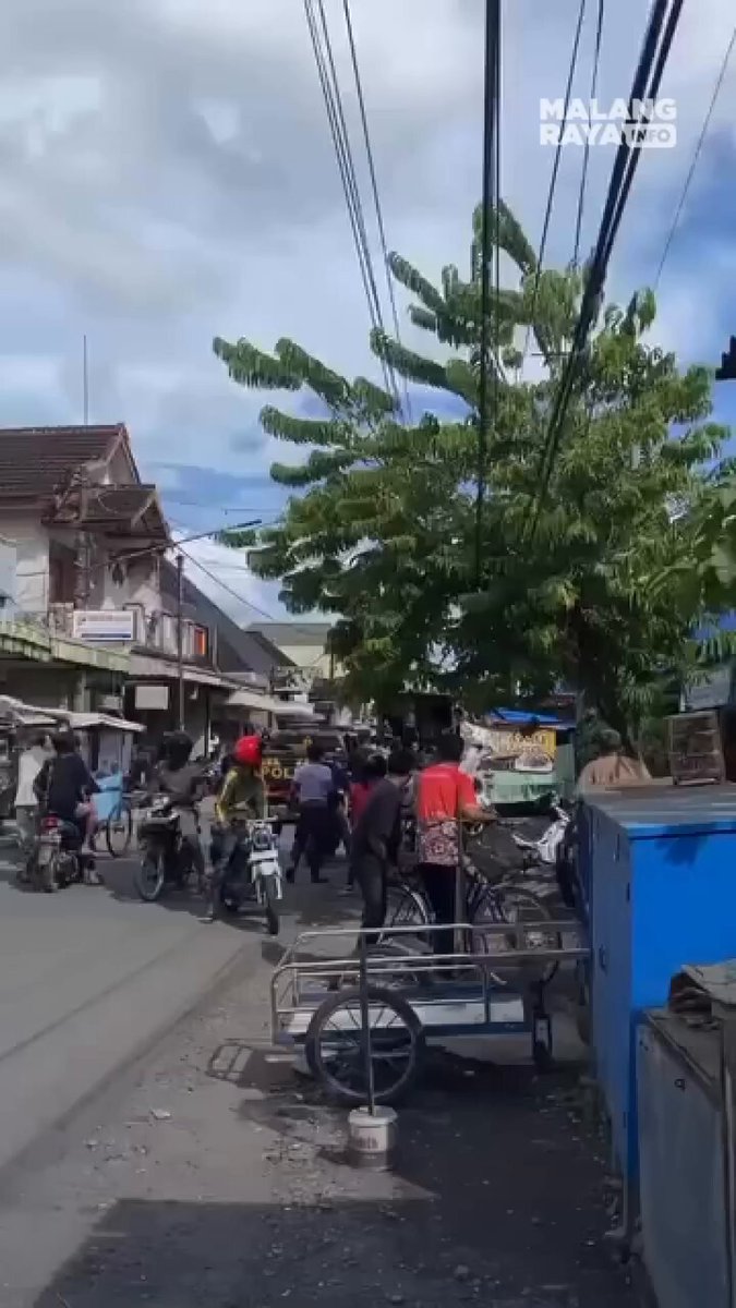 warung kopi cetol yang sempat viral di jaringan media sosial beberapa hari ini akhirnya mendapat perhatian khusus dari aparat. Hari ini polisi menggrebek warung yang bertempat di Pasar Gondanglegi Malang tsb. Warung Kopi Cetol ramai dibicarakan warganet sebab menawarkan layanan "plus-plus".