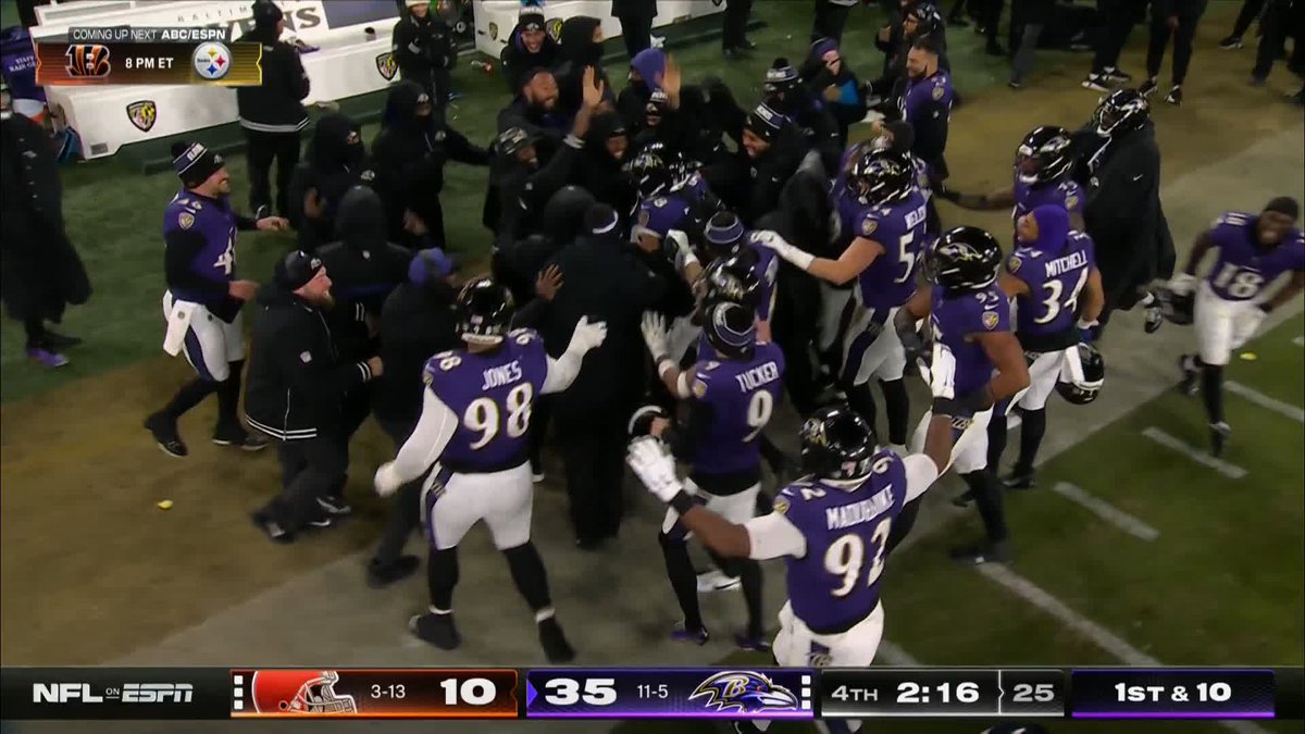UNBELIEVABLY EPIC!! 🚨 The Ravens go absolutely mad after 355 lb Michael Pierce's interception 💜🤣