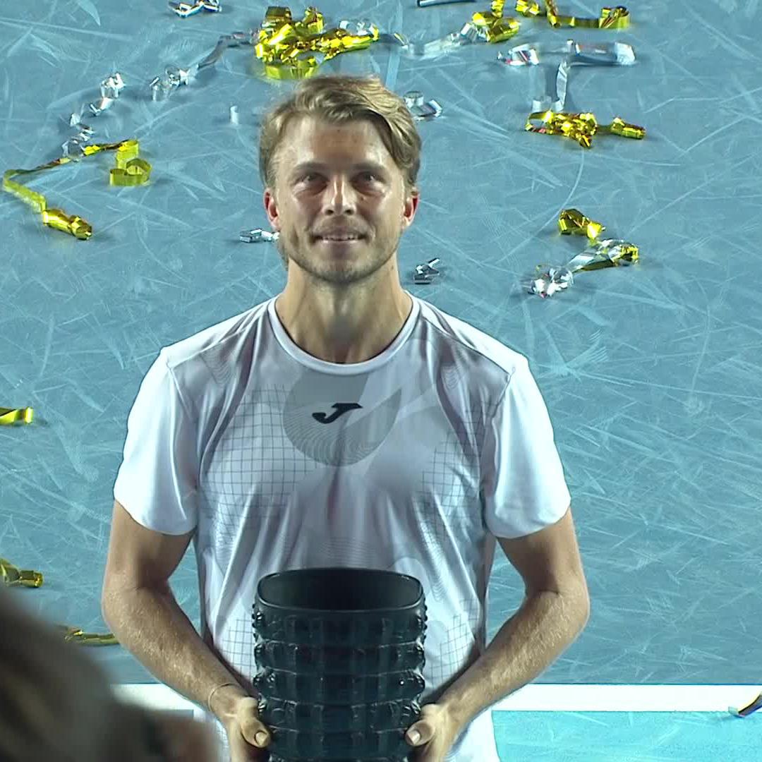 Son sourire fait tellement plaisir 🏆 Son premier titre est à l'image de sa carrière, AU COMBAT, vraiment trop content pour lui. Il n'aura jamais rien lâché, mené d'un set dans chaque match, mais toujours la. JUSTE BRAVO MONSIEUR ALEX MULLER 🇫🇷😍