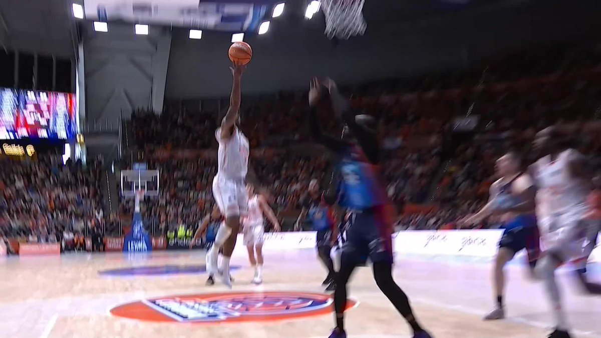 🗒️ Queridos Reyes Magos, ¿Sería posible que me trajerais un poco del 𝙩𝙖𝙡𝙚𝙣𝙩𝙤 de CHRIS JONES? 😱 📺 Movistar Plus+ #LigaEndesa | #ConectaConTuPasión