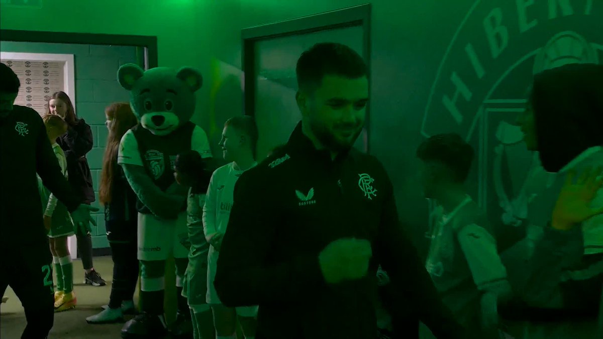 🤣 The old ones are always the best The Hibs mascots & Rangers players share a joke in the tunnel ahead of this afternoon’s match at Easter Road 🖐️