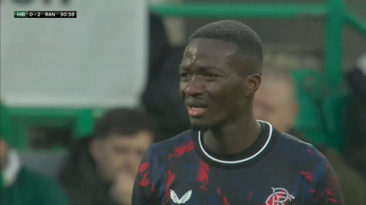 🎙️ "I think a yellow would have sufficed" Before Hibs pulled one back against Rangers, there was a VAR check for a red card for Mohamed Diomande but play continued ⤵️