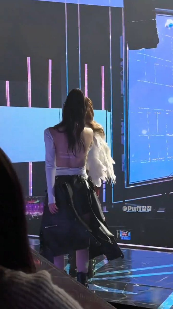 Kyujin's backless outfit 😭😭