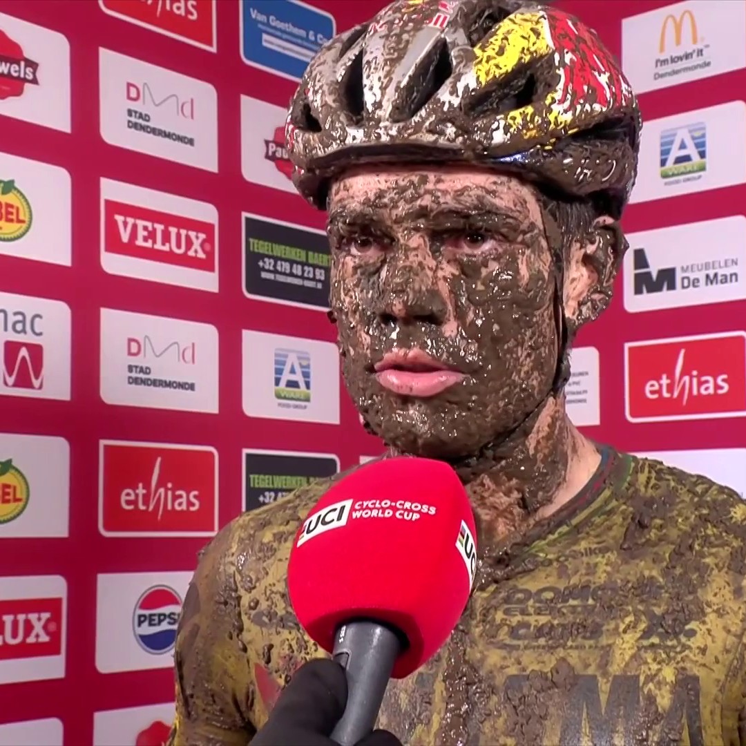 🎙️ Van Aert -o lo que se intuye de él- se carga de confianza tras ganar en Dendermonde: 💬 "Para ser honesto, estoy por delante de la preparación que tenía en mi cabeza" 💬 "Es un impulso muy grande de confianza para seguir preparando la temporada de carretera" #CXWorldCup