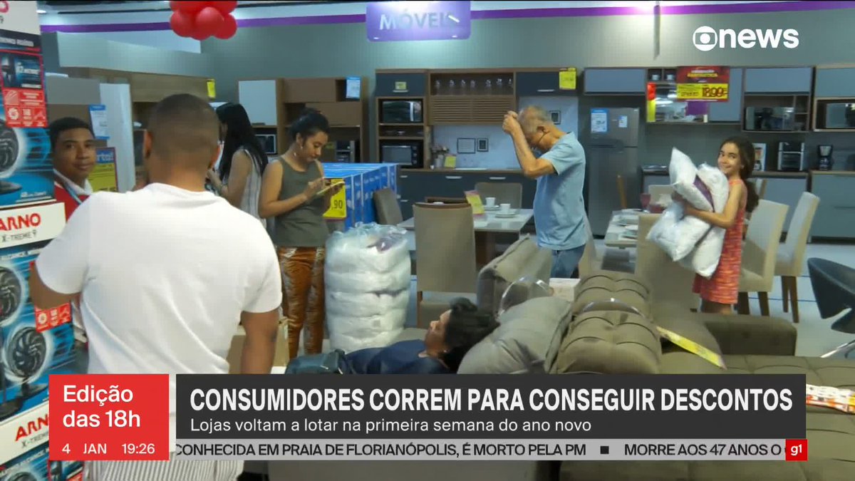 Reportagem explicando que depois do comércio bater recordes de vendas no Natal, agora as lojas estão voltando a ficar lotadas com o pessoal que está pegando as liquidações de início de ano. O que será que mudou que a população saiu da fila do osso?