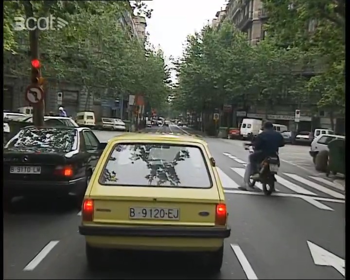 Us ve de gust fer un passeig en cotxe pels carrers de l'Eixample de Barcelona de l'any 1992? Imatges originals de càmera