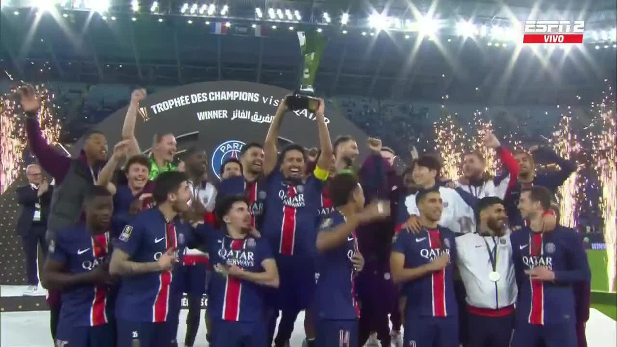 ¡A LO MESSI Y EN QATAR! Marquinhos imitó al argentino en la celebración de PSG en el Trofeo de Campeones de Francia. 📺 #DisneyPlus