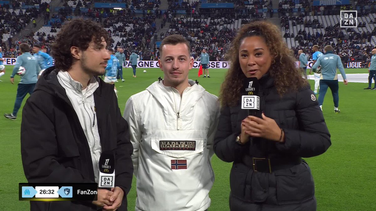 🤩 | Théo, grand gagnant de notre concours organisé avec Hugo FTBL, profite du bord terrain de #OMHAC ! 💪💥