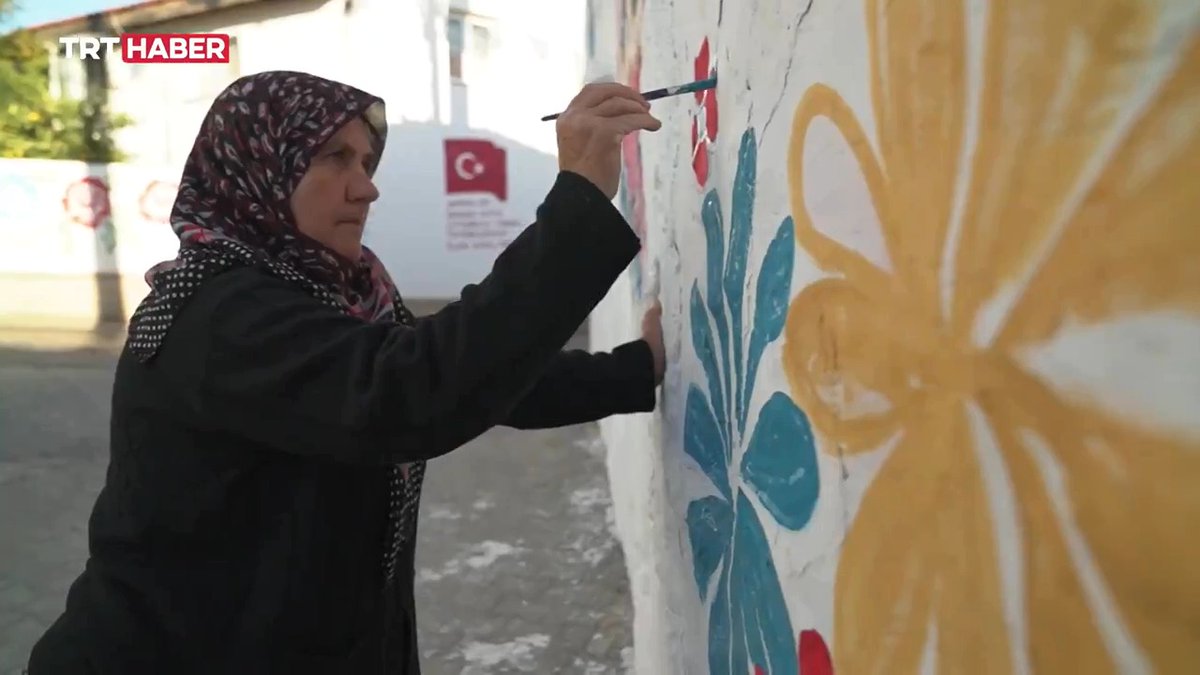 "Birine bir demet çiçek verdin mi olay bitmiştir..." Duvarlarına bezediği rengarenk çizimlerle köyünü dünyaya tanıtıyor... İzmir'in Germiyan köyünü resim sergisine çeviren Nuran Erden'in hikayesi 'Hayata Tutunmak' programıyla TRT Haber’de.