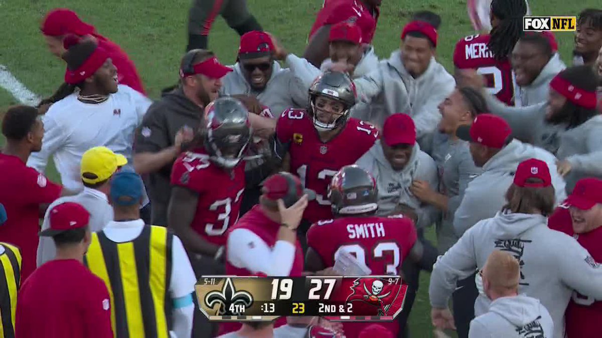 With this catch, Mike Evans surpasses 1,000 receiving yards for the 11th straight season and cashed in on a $3M incentive 🤩 (📺 FOX)