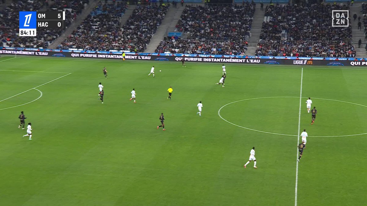 La belle image de la soirée. 🤩 André Ayew marque au Vélodrome. André Ayew s’excuse. Le Vélodrome l’acclame. 👏👏👏 🎥 DAZN France
