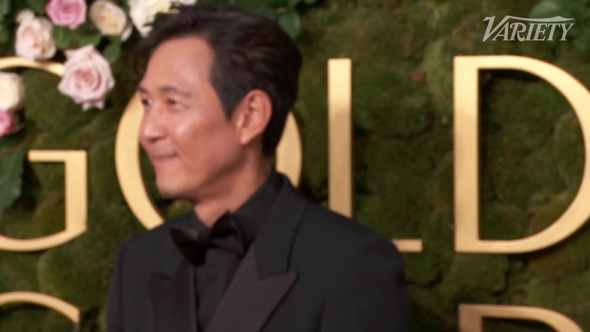 Lee Jung-jae poses for photos at the #GoldenGlobes.