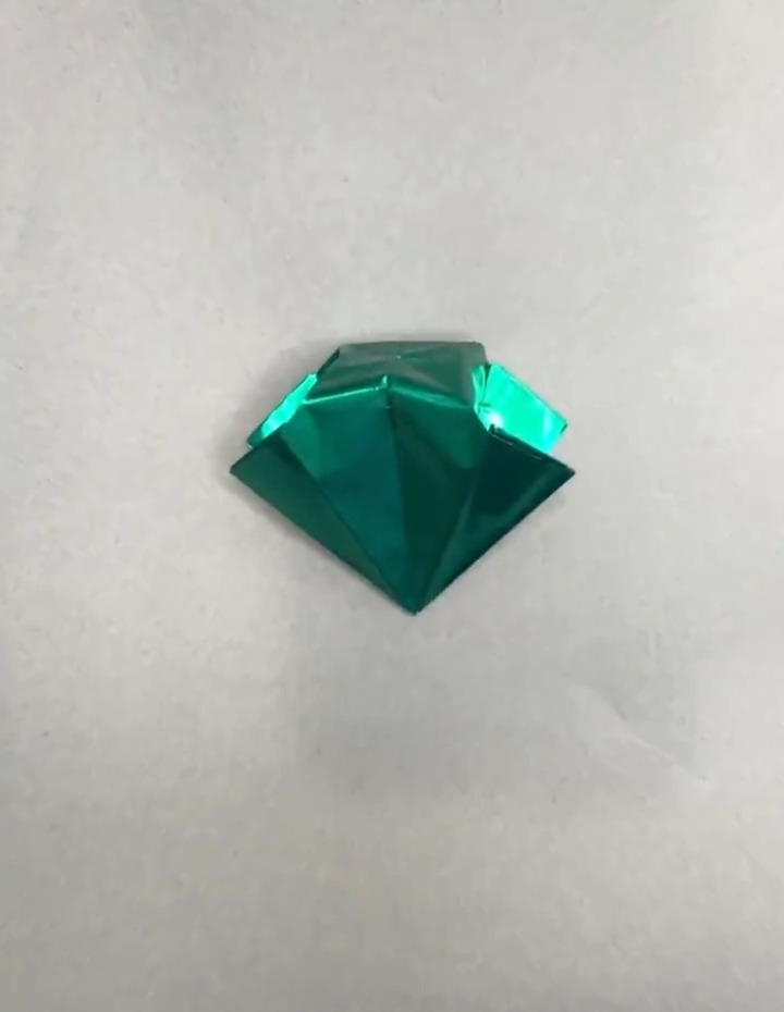 今日は「色の日」🎨 「ソニック」シリーズに登場する、カオスエメラルド風折り紙を作ってみた💎 #色の日