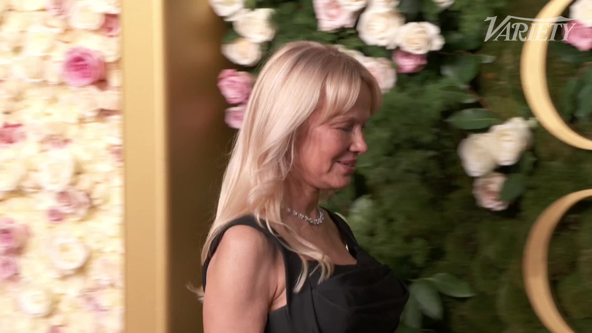 Pamela Anderson poses for photos at the #GoldenGlobes.