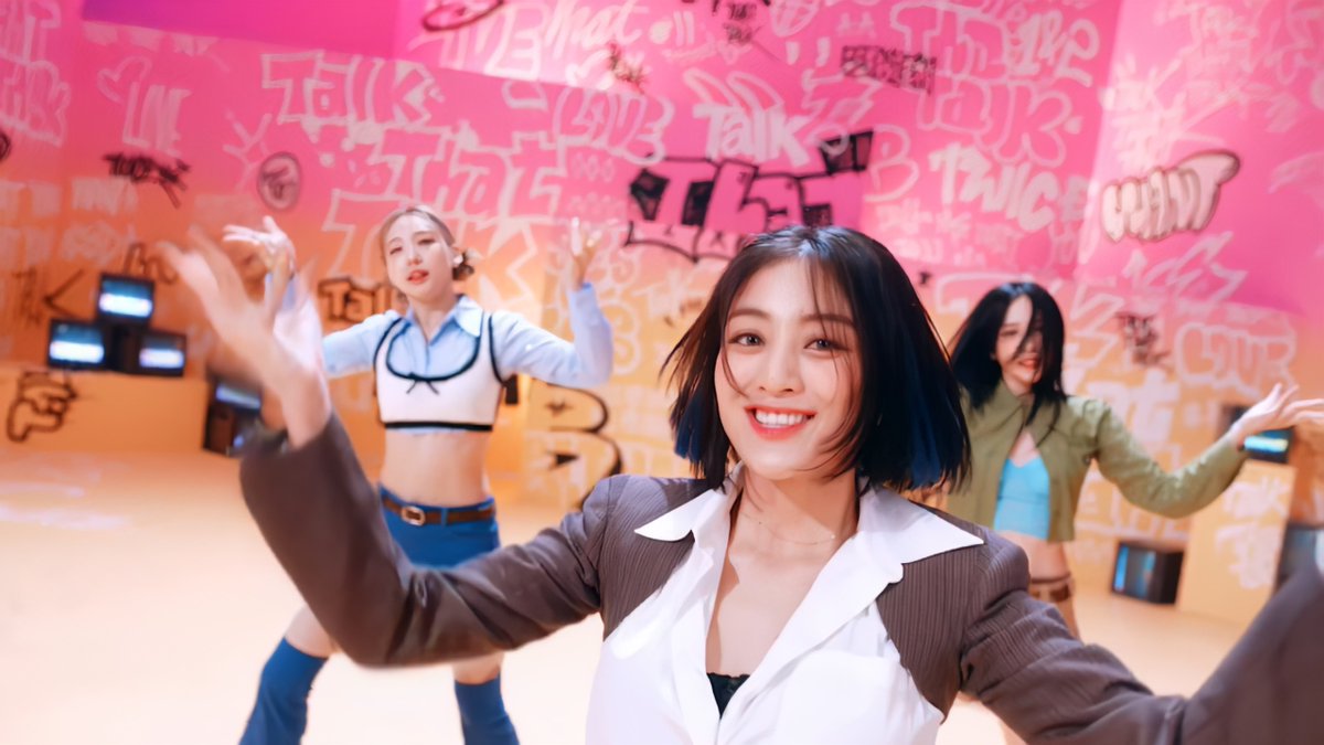 I fear the industry will never be able to find another group that genuinely loves their job as much as them. 10 years in the industry and ZERO group hiatus yet they still perform with the passion of a freshly debuted group