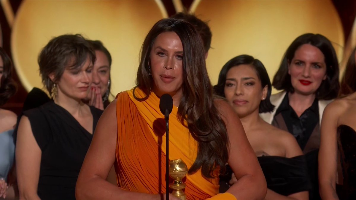"Vous pouvez nous placer derrière les barreaux, vous pouvez nous passer à tabac mais jamais vous ne pourrez nous retirer notre âme, notre existence, notre identité." Les mots de Karla Sofía Gascón pour le prix du meilleur film comédie, attribué à Emilia Pérez. #GoldenGlobes